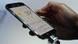 Eine Hand tippt auf einem Samsung Galaxy 4 (Foto: DON EMMERT/AFP/Getty Images) Eine Hand tippt auf einem Samsung Galaxy 4 (Foto: DON EMMERT/AFP/Getty Images)