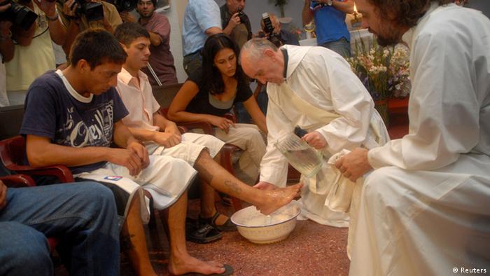Bivši kardinal Bergoglio, sada papa Franjo, ponizno pere noge ovisnicima od droge