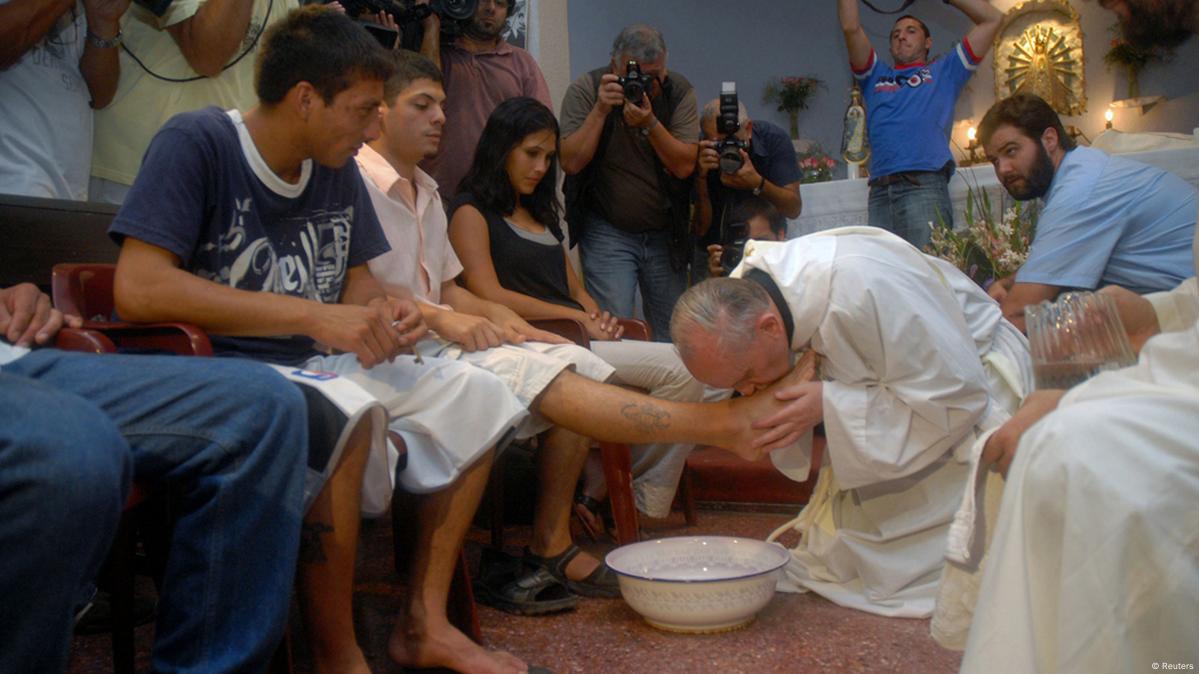 Catholics extend foot-washing rite to women – DW – 01/21/2016