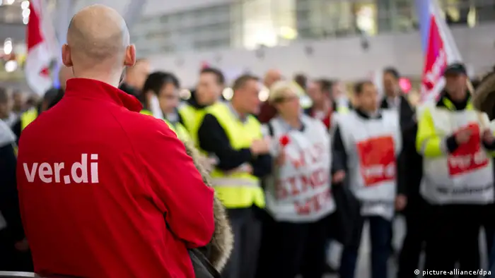 Das Sicherheitspersonal am Flughafen in Düsseldorf (Nordrhein-Westfalen) streikt am 15.03.2013 vor einer weiteren Tarifverhandlung. An den Flughäfen in Düsseldorf und Köln/Bonn müssen die Passagiere aufgrund eines erneuten Streiks des Sicherheitspersonals mit langen Wartezeiten und Flugausfällen rechnen. Foto: Daniel Naupold/dpa +++(c) dpa - Bildfunk+++