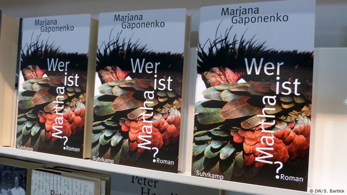 Buch 'Wer ist Martha?' von Marjana Gaponenko' im Regal des Suhrkamp Verlags (Foto: Silke Bartlick, DW)