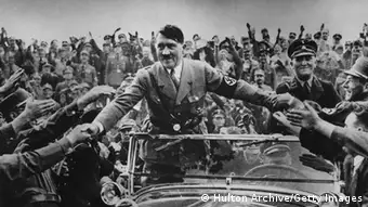 Hitler nimmt ein Bad in der Menge: Am 30. Januar 1933 wurde er Reichskanzler. Zwei Monate später hielt er die ganze Macht in Händen. (Foto: Getty Images)