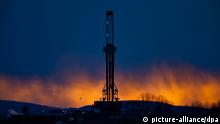 ACHTUNG: DIESER BEITRAG DARF NICHT VOR ABLAUF DER SPERRFRIST, 11. März, 21.00 UHR, VERÖFFENTLICHT WERDEN! - ARCHIV - Der Bohrturm einer Ölförderplattform, die nach dem Prinzip des «Fracking» arbeitet, ist am 09.03.2012 in Tunkhannock, Pennsylvania, USA, als Sillhouette zu sehen. Fracking hat möglicherweise gesundheitsgefährdende Auswirkungen auf das Oberflächenwasser. Zu diesem Schluss kommen Wissenschaftler von der Forscherorganisation «Resources for the Future». Foto: Jim Lo Scalzo/epa/dpa (zu dpa «Fracking belastet das Oberflächenwasser» vom 11.03.2013) +++(c) dpa - Bildfunk+++