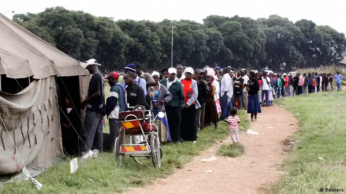 Des populations zimbabwéennes en attente de s'exprimer sur une révision constitutionnelle en mars 2013