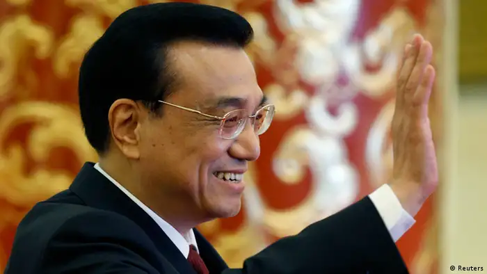 China's newly-elected Premier Li Keqiang waves during the annual news conference following the closing session of the National People's Congress (NPC) at the Great Hall of the People in Beijing March 17, 2013. REUTERS/Kim Kyung-Hoon (CHINA - Tags: POLITICS)