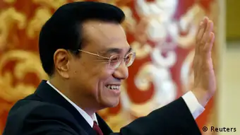 China's newly-elected Premier Li Keqiang waves during the annual news conference following the closing session of the National People's Congress (NPC) at the Great Hall of the People in Beijing March 17, 2013. REUTERS/Kim Kyung-Hoon (CHINA - Tags: POLITICS)