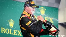 Kimi Räikkönen bei der Champagnerdusche nach seinem Sieg in Melbourne (Foto: Clive Mason/Getty Images)