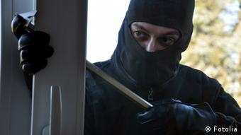 Взломщик за работой