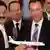 Airbus-Chef Fabrice Brégier (vorne rechts) und Lion-Air-Chef Rusdi Kirana bei der Vertragsunterzeichnung im Elysée-Palast. Im Hintergrund: Frankreichs Staatschef François Hollande (Foto: reuters)
