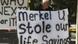 Spruchband "Merkel, Du hast unsere Lebensersparnisse gestohlen" Foto: Yiannis Kourtoglou (AFP) Spruchband "Merkel, Du hast unsere Lebensersparnisse gestohlen" Foto: Yiannis Kourtoglou (AFP)