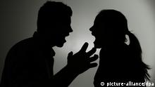 ILLUSTRATION - Ein als Silhouette abgebildeter Mann und eine Frau schreien sich am 08.01.2013 in Berlin gegenseitig an. Foto: Jan-Philipp Strobel/dpa