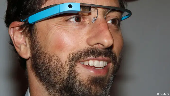 Google Gründer Sergey Brin mit Google Brille Archivbild