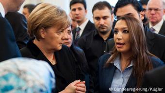 Bundeskanzlerin Angela Merkel spricht mit Semiya Simsek (Foto: Bundesregierung/Kugler)