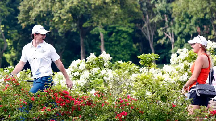 Rory McIlroy und seine Freundin Caroline Wozniacki bei eienm Golfturnier in Singapur. Foto: dpa-pa