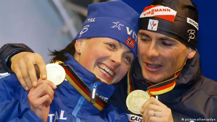 Liv Grete und Raphael Poiree bei der WM-Siegerehrung 2004 in Oberstdorf. Foto: dpa