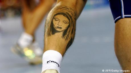 Franziska-van-Almsick-Tattoo auf der Wade von Stefan Kretzschmar. Foto: Getty Images