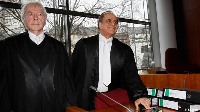 Opferanwalt Karim Popal (r.) und der Kollege Peter Derleder bei einem Gerichtstermin in Bonn im März 2013 (Foto: Reuters)