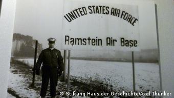 Ein Plakat eines smerikanischer Soldaten vor einem Schild der Air Base in Rammstein © Stiftung Haus der Geschichte/Axel Thünker