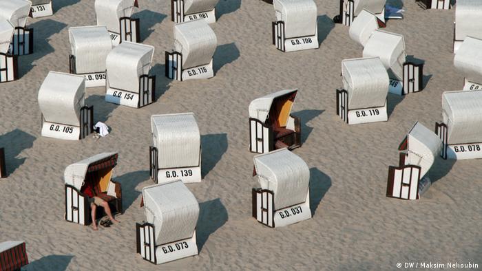 Плетеные пляжные корзины на курорте Зеллин. Фото: DW / Максим Нелюбин