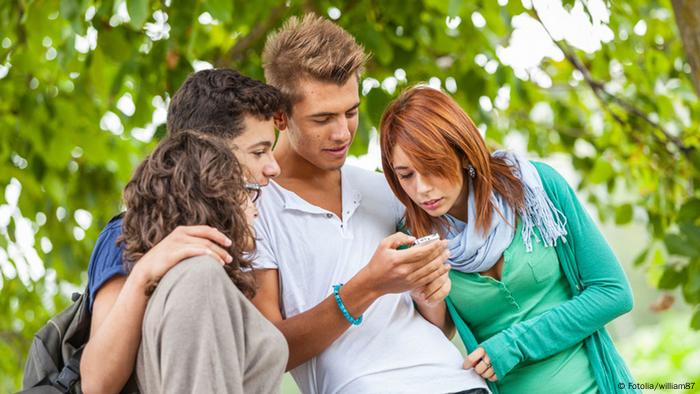 Junge Menschen Smartphone Symbolbild (Fotolia/william87)