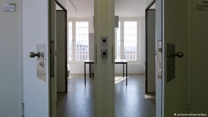 Blick in zwei Zellen des neuen Gefängnisses Heidering Foto: Marc Tirl (dpa)
