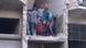 Männer tragen einen Schwerverletzten aus einem zerstörten Haus in Aleppo (Foto: dpa/AP) Männer tragen einen Schwerverletzten aus einem zerstörten Haus in Aleppo (Foto: dpa/AP)