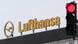 Das Logo der Fluggesellschaft Lufthansa ist am 19.03.2013 an einem Gebäude der Lufthansa in Hamburg zu sehen. Im Vordergrund zeigt an Ampel rotes Licht an. Foto: Bodo Marks/dpa (zu: "Lufthansa streicht am Donnerstag hunderte Flüge wegen Warnstreiks") +++(c) dpa - Bildfunk+++ Das Logo der Fluggesellschaft Lufthansa ist am 19.03.2013 an einem Gebäude der Lufthansa in Hamburg zu sehen. Im Vordergrund zeigt an Ampel rotes Licht an. Foto: Bodo Marks/dpa (zu: "Lufthansa streicht am Donnerstag hunderte Flüge wegen Warnstreiks") +++(c) dpa - Bildfunk+++