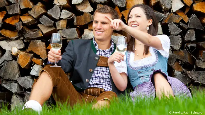 Symbolbild Dirndl Lederhose Bayern Tradition Tracht Oktoberfest Wein Natur 