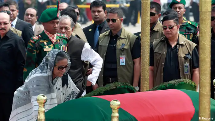Bangladesh's Prime Minister Sheikh Hasina lays a condolence wreath at the coffin of Bangladesh's late president Zillur Rahman after his body arrived at Shahjalal International Airport in Dhaka March 21, 2013. Rahman died aged 85 in a Singapore hospital on March 20 where was being treated for a long illness. REUTERS/Andrew Biraj (BANGLADESH - Tags: POLITICS OBITUARY)
