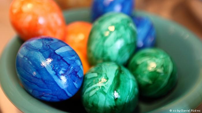 کسانی که تازه وارد آلمان می‌شوند، ممکن است در ماه اکتبر از دیدن بسته‌های ۱۲ تایی تخم‌مرغ رنگی در سوپرمارکت‌ها تعجب کنند. این‌ها معمولا برای خوردن نیستند. درصد کمی از تخم‌مرغ‌های به فروش‌رسیده در سال گذشته رنگی بوده‌اند. طبیعتا در ایام عید پاک میزان بیشتر از تخم‌مرغ‌های رنگی به فروخته می‌شوند.