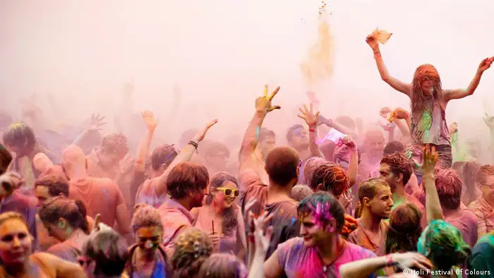 Menschen feiern das Holi-Festival in Deutschland (Foto: Pressebild)