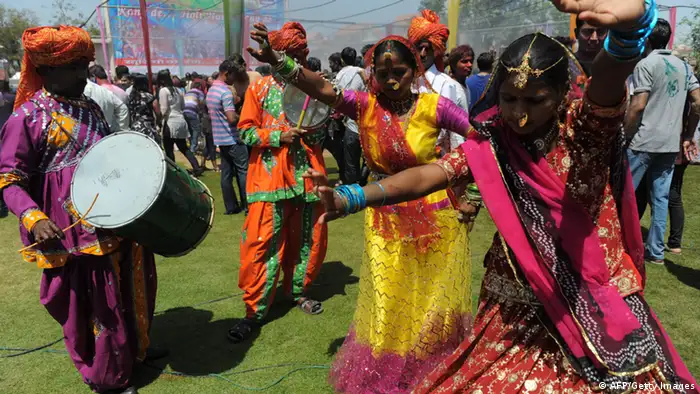 Menschen tanzen unter freiem Himmel zum Holi-Frühlingsfest im indischen Rajasthan (Foto: AFP / Getty Images)