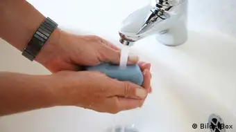 Lavarse las manos: una de las medidas profilácticas.