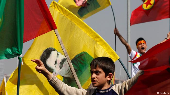 Kurdische Demonstranten mit Flaggen nach dem Verkünden des Waffenstillstands (Foto: Reuters)