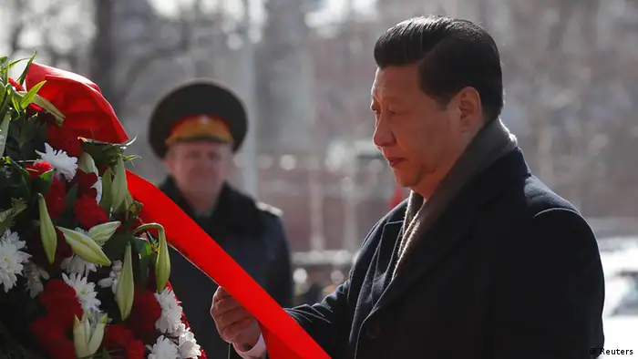 Chinese President Xi Jinping takes part in a wreath laying ceremony at the Tomb of the Unknown Soldier near Moscow's Kremlin walls March 22, 2013. REUTERS/Maxim Shemetov (RUSSIA - Tags: POLITICS)