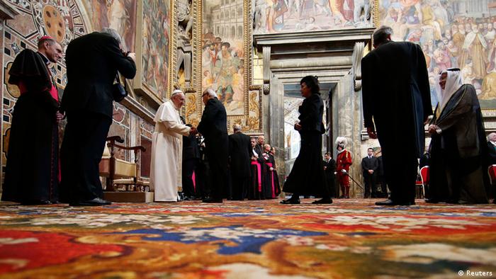 Papst Franziskus empfängt das diplomatische Korps (Foto: Reuters)