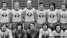 Eintracht Braunschweig vor der Rückrunde am 26.01.1973 in den neuen Trikots mit der Jägermeister-Werbung (Foto: dpa)