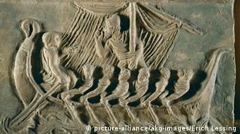 Römisches Relief, das ein Schiff mit mehreren Ruderern zeigt.