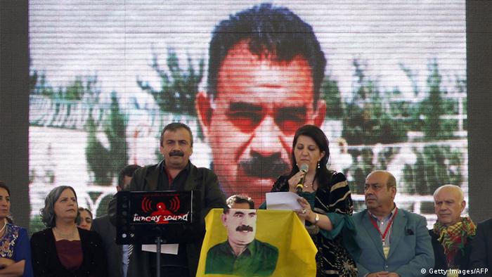 Prokurdische Politiker lesen die Waffenstillstandserklärung des inhaftierten PKK-Chefs Abdullah Öcalan vor (Foto: Getty Images/AFP)