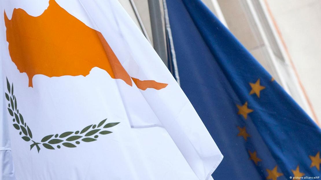 Kıbrıs Cumhuriyeti ve üyesi olduğu AB’nin bayrakları.