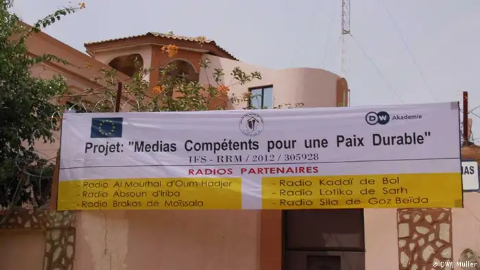 Außenansicht der Organisation Maison des Médias (MMT) in N'Djamena, Tschad im Februar 2013. Gemeinsam mit der DW Akademie wird ein 18-monatiges Projekt zur Konfliktreduktion durchgeführt (Foto: Johann Müller/ DW Akademie).