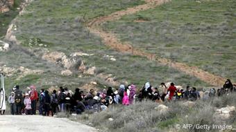 Aus Syrien fliehen Menschen über die Grenze nach Jordanien (Foto: KHALIL MAZRAAWI/AFP/Getty Images)