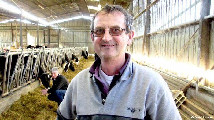 Landwirt Michel Cantaloube, ein Mitgled der Bleu-Blanc-Coeur Program. Im Hintergrund, Valorex Vertreter Jean-Luc Besset; 16.02.2013, Nähe von Montauban (Frankreich); Copyright: DW/C. Lomas