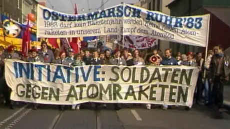Oster-Demonstranten mit einem großenn Plakat gegen Atomraketen. Foto: dpa/lno 