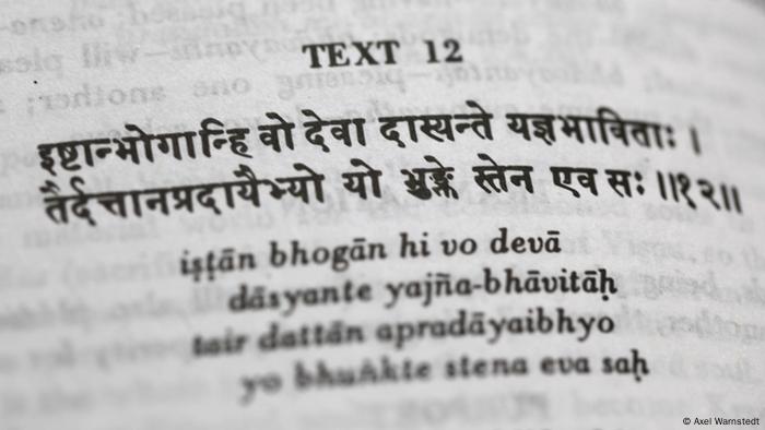 Foto: Die Bhagavad Gita, eine der zentralen Schriften im Hinduismus. (Foto:
DW/Axel Warnstedt)