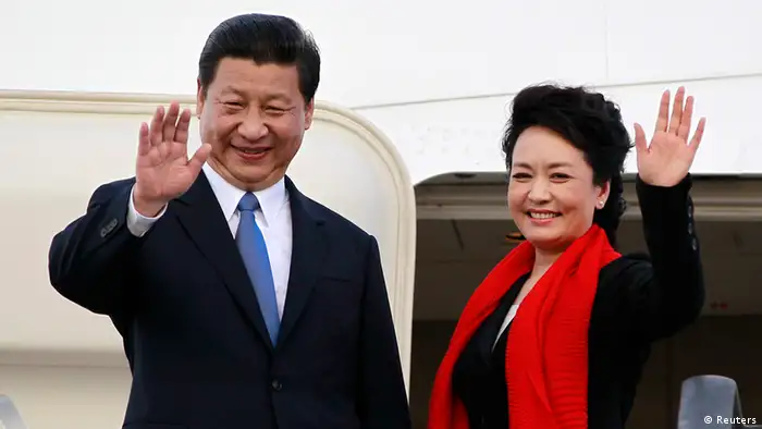 Chinese President Xi Jinping (L) and First Lady Peng Liyuan bid farewell as they board their plane to depart from the Julius Nyerere International Airport in Dar es Salaam, Tanzania, March 25, 2013. China's new president told Africans on Monday he wanted a relationship of equals that would help the continent develop, responding to concerns that Beijing is only interested in shipping out its raw materials. REUTERS/Thomas Mukoya (TANZANIA - Tags: POLITICS TPX IMAGES OF THE DAY)