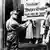 SA-Männer kleben während des Dritten Reiches ein volksverhetzendes Plakat mit der Aufschrift "Deutsche! Wehrt Euch! Kauft nicht bei Juden" an der Schaufensterscheibe eines Geschäfts, das in jüdischem Besitz ist. pixel