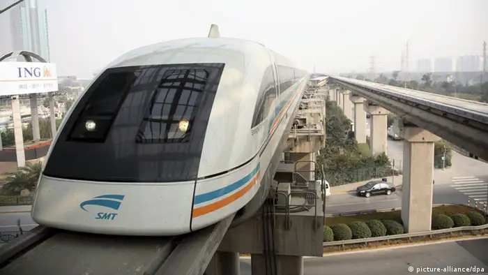 A maglev (magnetically levitating) train approaches its terminus in Shanghai, China on 07 January 2008. According to a report by state media, the cost of a planned 170 KM maglev line connecting the cities of Shanghai and Hangzhou is likely to more than double the original estimate of 20 Million Euro per KM to 50 Million Euro per KM as measures to reduce impact on nearby residential areas have taken. EPA/QILAI SHEN +++(c) dpa - Report+++