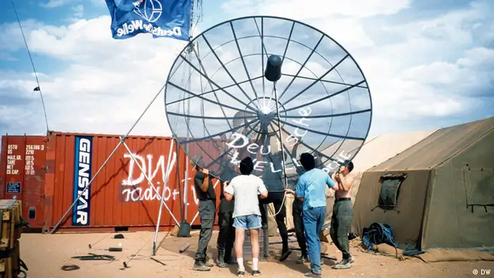 1993: DW-TV und DW-Radio via Satellit für Bundeswehrsoldaten in Somalia
