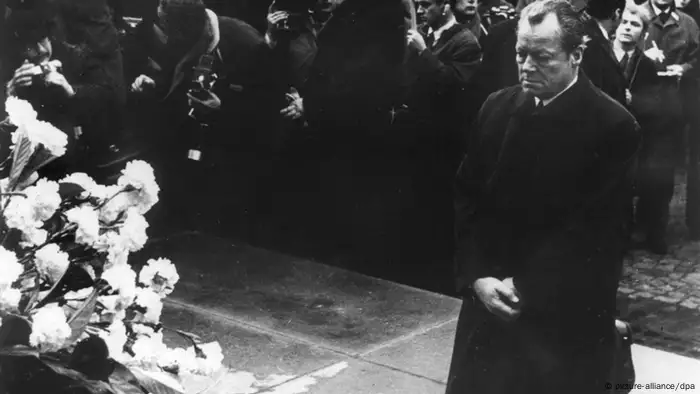 Am 7. Dezember 1970 kniet Bundeskanzler Willy Brandt vor dem Ehrenmal in Warschau, das den Helden des Ghetto-Aufstands von 1943 gewidmet ist, nieder, Foto: dpa